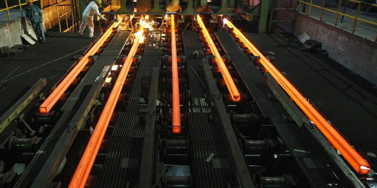Employees work in a Hangzhou Iron and Steel Group Company workshop in Hangzhou, Zhejiang province August 4, 2009. Spot imports will account for 83 percent of China's iron ore imports this year, the China Iron and Steel Association said in a half-year report, while decrying the "disorderly" market that it blames for rising prices. Picture taken August 4, 2009. REUTERS/Steven Shi (CHINA ENERGY BUSINESS IMAGES OF THE DAY)