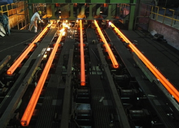 Employees work in a Hangzhou Iron and Steel Group Company workshop in Hangzhou, Zhejiang province August 4, 2009. Spot imports will account for 83 percent of China's iron ore imports this year, the China Iron and Steel Association said in a half-year report, while decrying the "disorderly" market that it blames for rising prices. Picture taken August 4, 2009. REUTERS/Steven Shi (CHINA ENERGY BUSINESS IMAGES OF THE DAY)