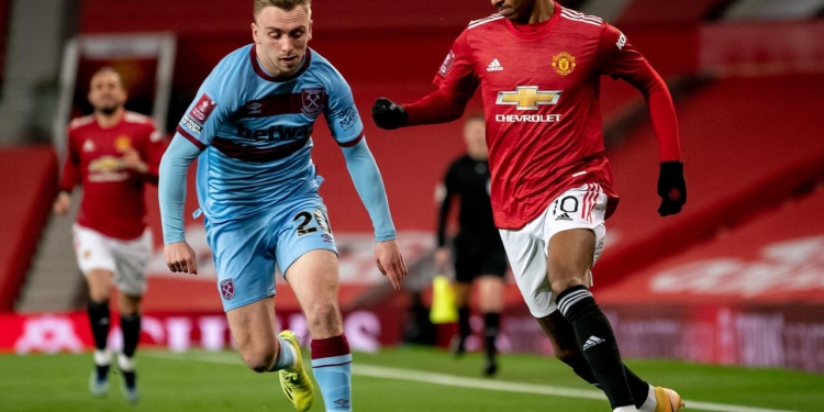 MANCHESTER, ENGLAND - FEBRUARY 09:   Marcus Rashford of Manchester United competes with Jarrod Bowen of West Ham United during the Emirates FA Cup Fifth Round match between Manchester United and West Ham United at Old Trafford on February 9, 2021 in Manchester, England. Sporting stadiums around the UK remain under strict restrictions due to the Coronavirus Pandemic as Government social distancing laws prohibit fans inside venues resulting in games being played behind closed doors. (Photo by Ash Donelon/Manchester United via Getty Images)