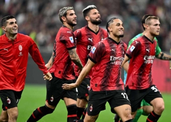 AC Milan's Swiss forward #17 Noah Okafor (2ndR) celebrates with teammates at the end of the Italian Serie A football match between AC Milan and Lazio at the San Siro Stadium in Milan on September 30, 2023. (Photo by GABRIEL BOUYS / AFP)