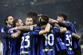 epa11020239 Inter Milanâ€™s Marcus Thuram jubilates with teammates after scoring goal of 3-0 during the Italian serie A soccer match between Fc Inter  and Udinese Giuseppe Meazza stadium in Milan, Italy, 09 December 2023.  EPA/MATTEO BAZZI