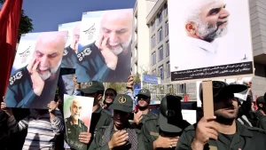 شعب إيران معبرًا عن غضبه من استهداف سفارة بلاده بدمشق