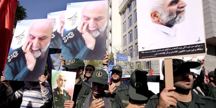 شعب إيران معبرًا عن غضبه من استهداف سفارة بلاده بدمشق