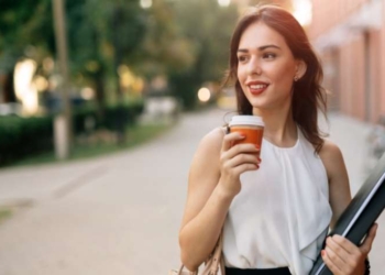 ماذا يحدث لجسمك عند تناول فنجان قهوة على الريق يوميا؟