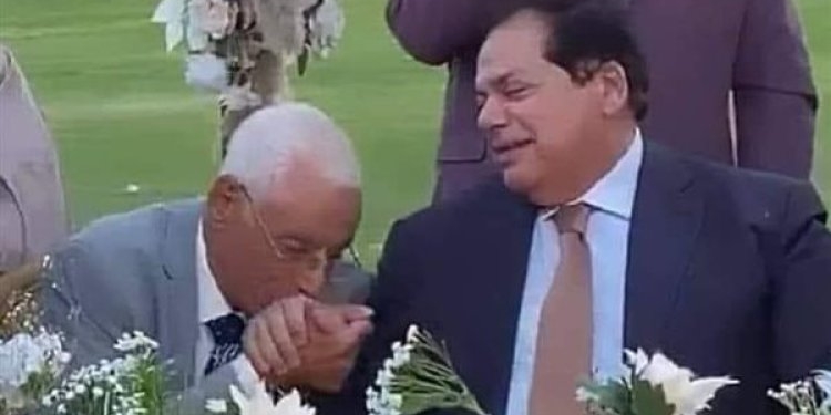 د.موافي يقبل يد ابوالعينين