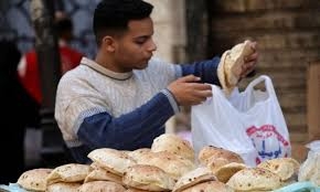 يرتبط بجميع العصور .. تعرف على تاريخ الخبز وسعره