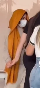 شيرين بالحجاب في مطار الكويت