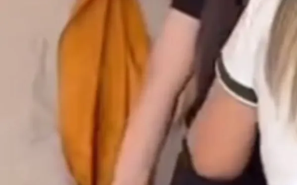 شيرين بالحجاب في مطار الكويت