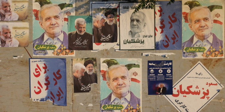 Posters of presidential candidates Masoud Pezeshkian and Saeed Jalili are displayed in a street in Tehran, Iran June 22, 2024. Majid Asgaripour/WANA (West Asia News Agency) via REUTERS ATTENTION EDITORS - THIS PICTURE WAS PROVIDED BY A THIRD PARTY