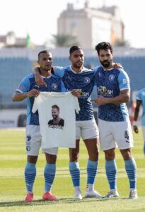 أحمد رفعت على قمصان لاعبي بيراميدز