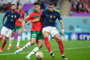 أشرف داري أمام مبابي في كأس العالم 