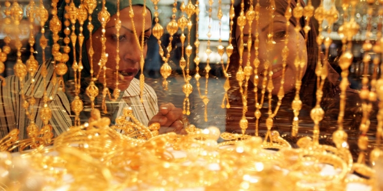 Women shop in the Dubai gold market, one of busiest jewellery markets in the Middle East 17 March 2007. The Gulf emirate's gold souk, or market, has earned Dubai a reputation for being the "City of Gold". AFP PHOTO/KARIM SAHIB