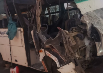 حادث تصادم أتوبيس مع سيارة نقل