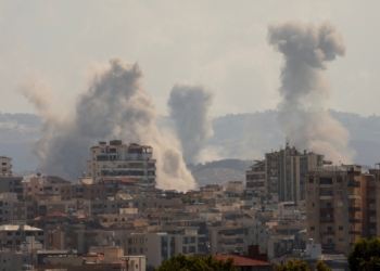 Smoke billows over southern Lebanon following Israeli strikes, amid ongoing cross-border hostilities between Hezbollah and Israeli forces, as seen from Tyre, southern Lebanon September 23, 2024 REUTERS/Aziz Taher
