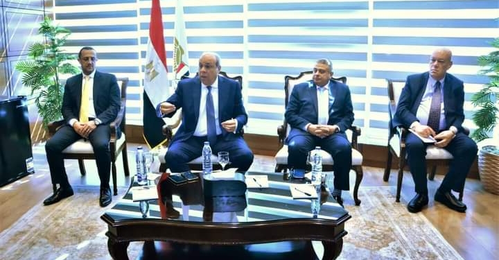 الدكتور سامح الحفني وزير الطيران المدني خلال لقائه بمحرري شئون الطيران المدني