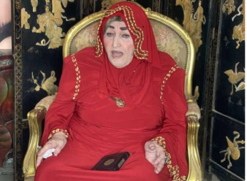 فن وثقافةبكت بسبب جحود أبنائها.. 20 معلومة عن الفنانة الراحلة شريفة ماهر السبت 26/أكتوبر/2024 - 07:50 م printer طباعة شارك شريفة ماهرشريفة ماهر تقى الجيزاوي× رحلت عن عالمنا منذ قليل، الفنانة شريفة ماهر، عن عمر ناهز 92 عامًا، بعد صراع طويل مع المرض. وأعلن نجلها “سليم سينجر”، عبر حسابه الشخصي بموقع “فيس بوك”، خبر وفاة والدته، وكتب: “توفيت إلى رحمة الله، أمي الحاجة شريفة ماهر أرجو الدعاء لها”، ومن المقرر أن يعلن عن موعد الجنازة والعزاء لاحقًا. الفنانة شريفة ماهر الفنانة شريفة ماهر الفنانة شريفة ماهر ولدت الفنانة شريفة ماهر عام 1932، اسمها الحقيقي هدى ماهر، ودرست في إحدى المدارس الفرنسية، زوَّجها والدها وهي في عمر 15 عاما؛ لكن زيجتها الأولى لم تكتمل، واتجهت إلى الفن بأدوار صغيرة، وعانت كثيرا في بداياتها حتى وصلت إلى الشهرة. الفنانة شريفة ماهر لمحات من حياة الفنانة شريفة ماهر كانت أول بطولة للفنانة شريفة ماهر، في فیلم بلد المحبوب عام 1951، واستمرت في تقديم أدوارها المختلفة، حتى اعتزلت الفن بعد عام 2008؛ بسبب وعكة صحية عقب مشاركتها في مسلسل "عزيز على القلب". وعانت شريفة ماهر من الجحود من أبنائها مؤخرا؛ بعد طعمهم في ثروتها، وطردهم لها، بحسب تصريحاتها في برامج تلفزيونية ومواقع صحفية. وقالت الفنانة شريفة ماهر، إنها تعرضت للضرب على يد أبنائها بسبب الميراث، مشيرة إلى أنها أصيبت بكسر في ذراعها بسبب الاعتداء بالضرب عليها. وأضافت خلال لقاء تلفزيوني، أن نجلها شريف، هو الذي اعتدى عليها بعدما تودد لها، وأمسك يدها؛ كي توقع على أوراق هي “لا تعلم عنها شيئا” بسبب ضعف نظرها. اعتداء ابن الفنانة شريفة ماهر على والدته بالسب و الضرب قبل وفاتها من أجل المال.
