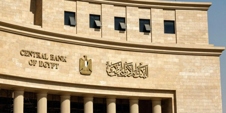 سعر بنزين 80 اليوم قبل وبعد الزيادة قررت سياسة السياسة النقدية بالبنك المركزي المصري، خلال اجتماعها اليوم، تثبيت أسعار الفائدة على الإيداع والإقراض لليلة واحدة عند مستويات 27.25% و28.25% على اليورو. وقد رفعت المجموعة أسعار الفائدة بشكل مستقل في اجتماعها يوم 6 مارس الماضي إلى 600 نقطة أساس، ليصل سعر الإيداع إلى 27.25%، وسعر الاقتراض إلى 28.25%، في حين ارتفع سعر البنك المركزي إلى 27.75%، وسعر الائتمان والخصم إلى المستوى نفسه. وتأتي هذه المبادرة ضمن جهود البنك المركزي لمواكبة الاقتصادية