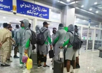 منتخب نيجيريا في مطار ليبيا