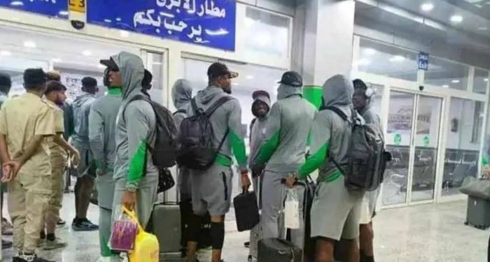 منتخب نيجيريا في مطار ليبيا