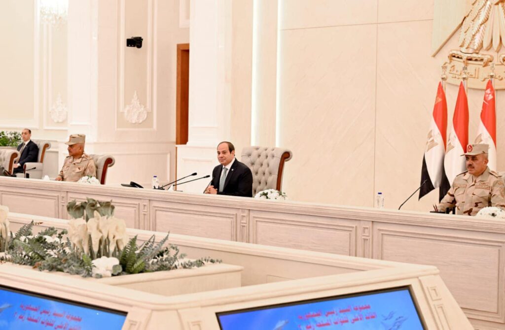 الرئيس السيسي مع قادة القوات المسلحة
