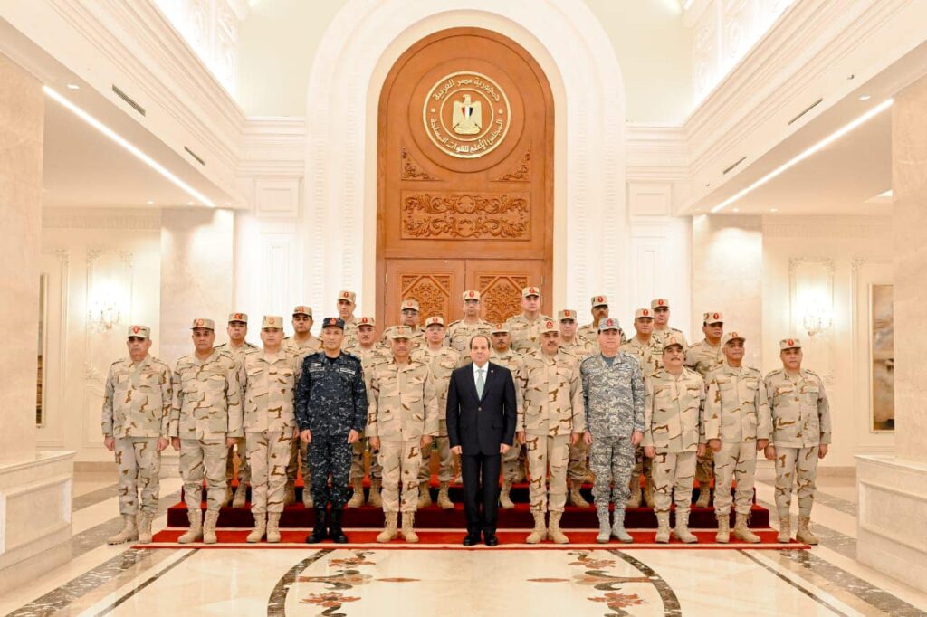 الرئيس السيسي مع قادة القوات المسلحة