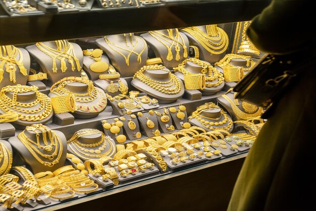 سعر مصنعية جرام الذهب عيار 21 في السعودية اليوم