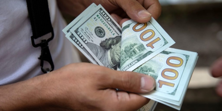 سعر الدولار في البنوك والسوق السوداء