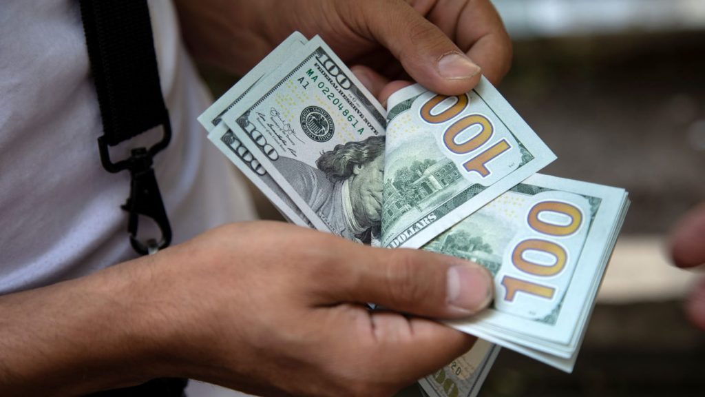سعر الدولار في البنوك والسوق السوداء 