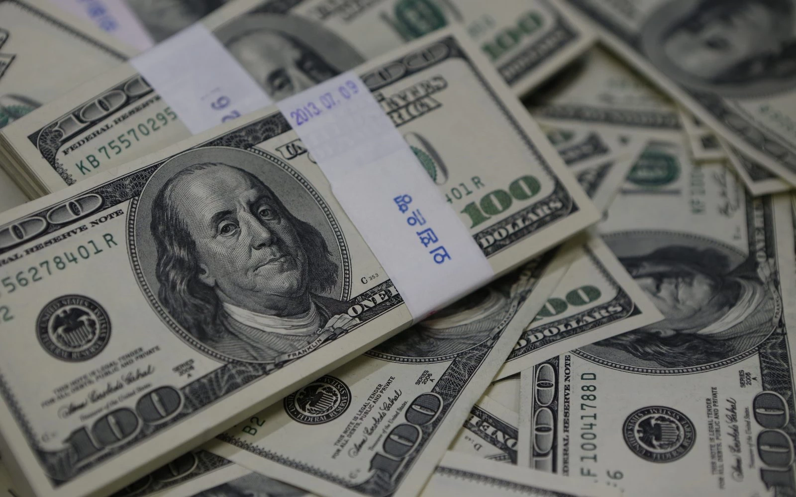 سعر الدولار يواصل قفزاته التاريخية اليوم