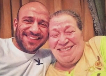 قبل والدة أحمد مكي.. فنانون يفقدون أمهاتهم في 2024