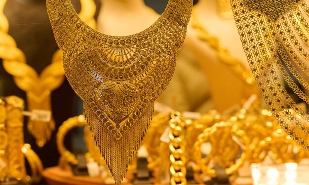 سعر الذهب عيار 18 ينخفض من جديد محليا وعالميا اليوم