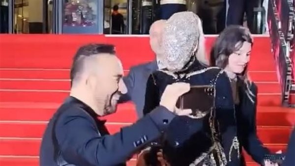 باميلا الكيك تثير الجدل بإطلالة غريبة على السجادة الحمراء لمهرجان الموريكس دور 2024، وسط حضور النجوم والمشاهير في لبنان.