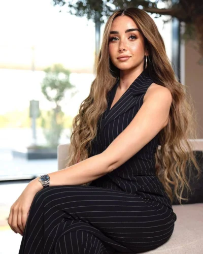 ملخص الحلقة الأولى..هنا الزاهد تتألق في مسلسل إقامة جبرية وتتصدر التريند يتميز اعمل بحبكته الدرامية المتقنة وأداء فريق العمل المميز، وعلى رأسهم هنا الزاهد التي تجسد شخصية "سلمى"، صيدلانية تواجه تحديات نفسية معقدة بعد وفاة زوجها، مما يدفعها للجوء إلى العلاج النفسي. 