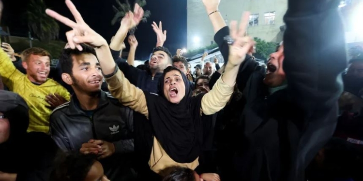 أهل غزة يحتفلون بتنفيذ اتفاق وقف إطلاق النار - تصوير آخرين