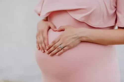 تفسير حلم الحمل بولد للمتزوجه وهي غير حامل