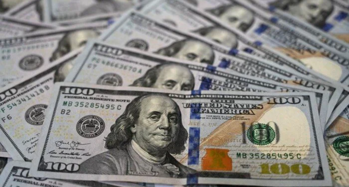 الدولار يستقر عند مستويات مرتفعة