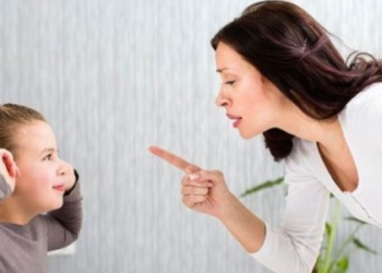 رؤية ضرب الأم في المنام