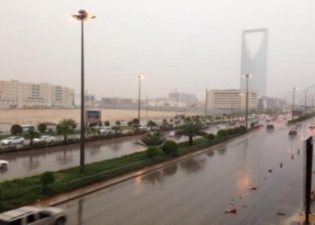 رياح نشطة وأمطار خفيفة تسيطر على أجواء السعودية اليوم