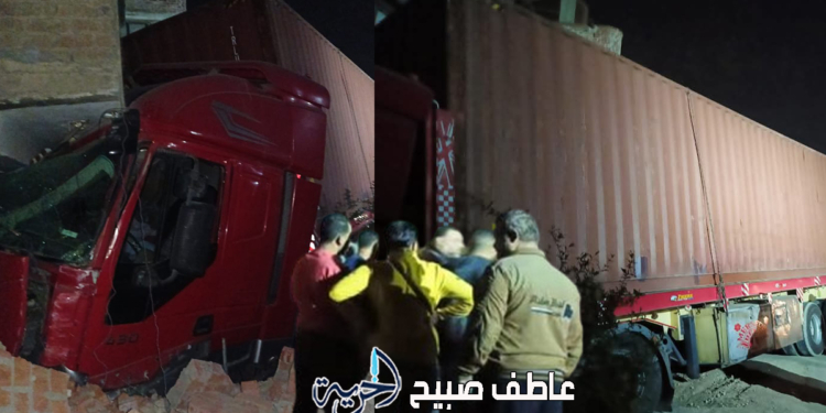 سيارة نقل ثقيل بمقطورتين تقتحم منزلا بكفر شكر