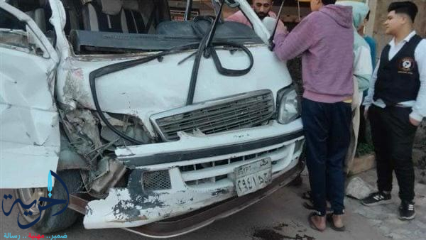 تصادم مروع بين سيارة نقل وميكروباص على طريق الواحات