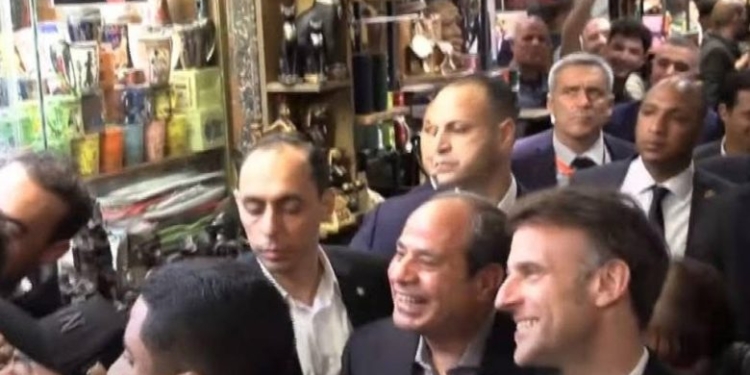 السيسي يصطحب الرئيس الفرنسي إمانويل ماكرون في زيارة لخان الخليلي - تصوير آخرين