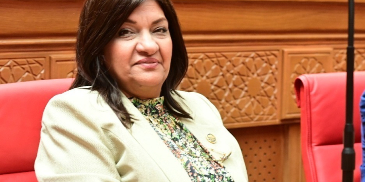 النائبة إيفلين