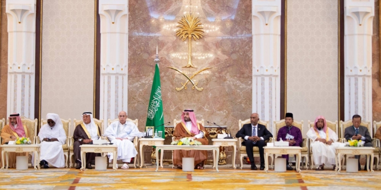 محمد بن سلمان خلال استقبال كبار ضيوف الحج
