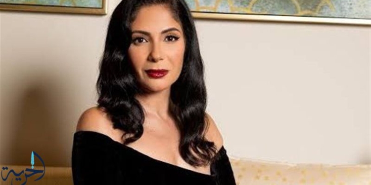 الفنانة منى زكي