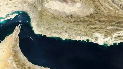 البرلمان الإيراني يقرر إغلاق مضيق هرمز