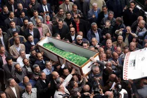 تفسير حلم رؤية الجنازة في المنام.. رسائل متعددة بين الخير والقلق