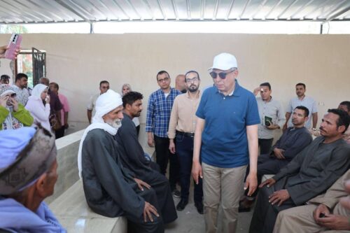 محافظ المنيا يستمع لشكاوى المواطنين بمستشفى الصدر