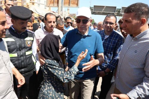 محافظ المنيا يستمع لشكاوى المواطنين بمستشفى الصدر