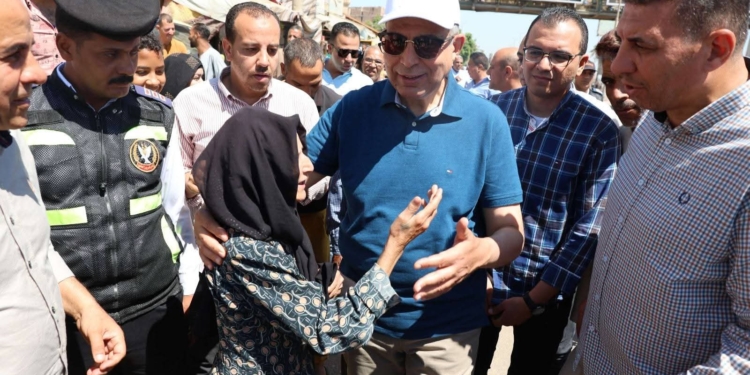 محافظ المنيا يستمع لشكاوى المواطنين بمستشفى الصدر