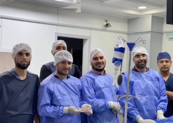 فريق طبي ينجخ في إجراء قسطرة مخية